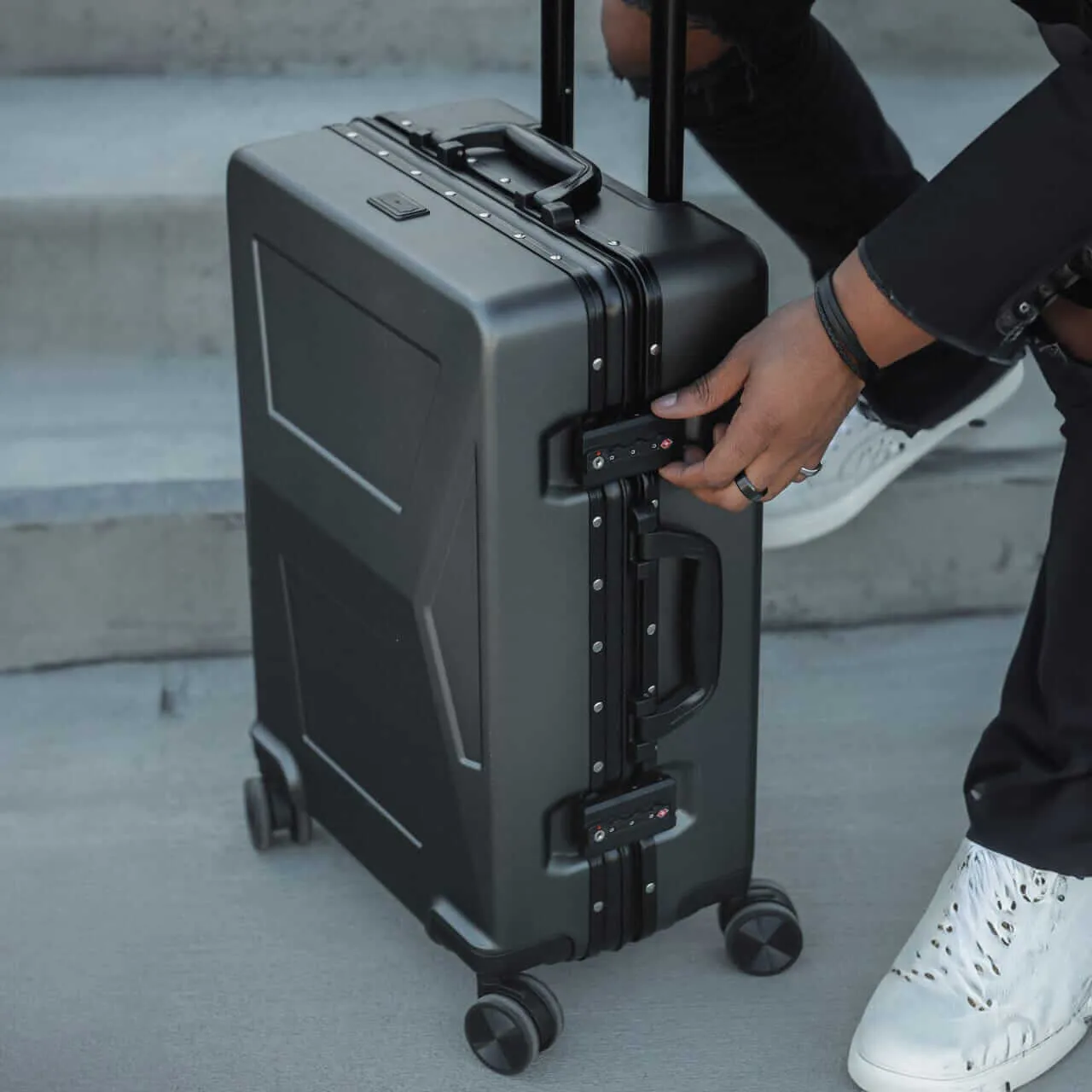 CYBER LUGGAGE: TESLA CYBERTRUCK-INSPIRED (40L, USB PORT, TSA LOCK, CHECK-IN BAG)