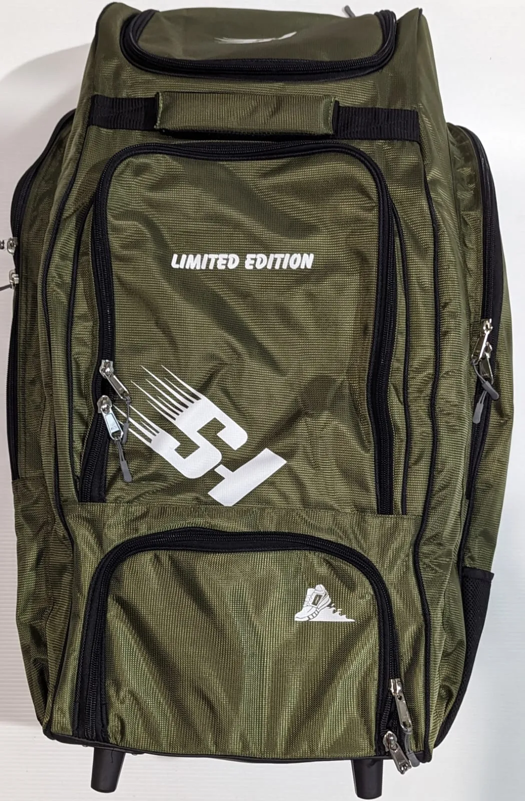 SPORTS HUB KIT BAG PLAYER  EDTION (  wheelie cum duffle )