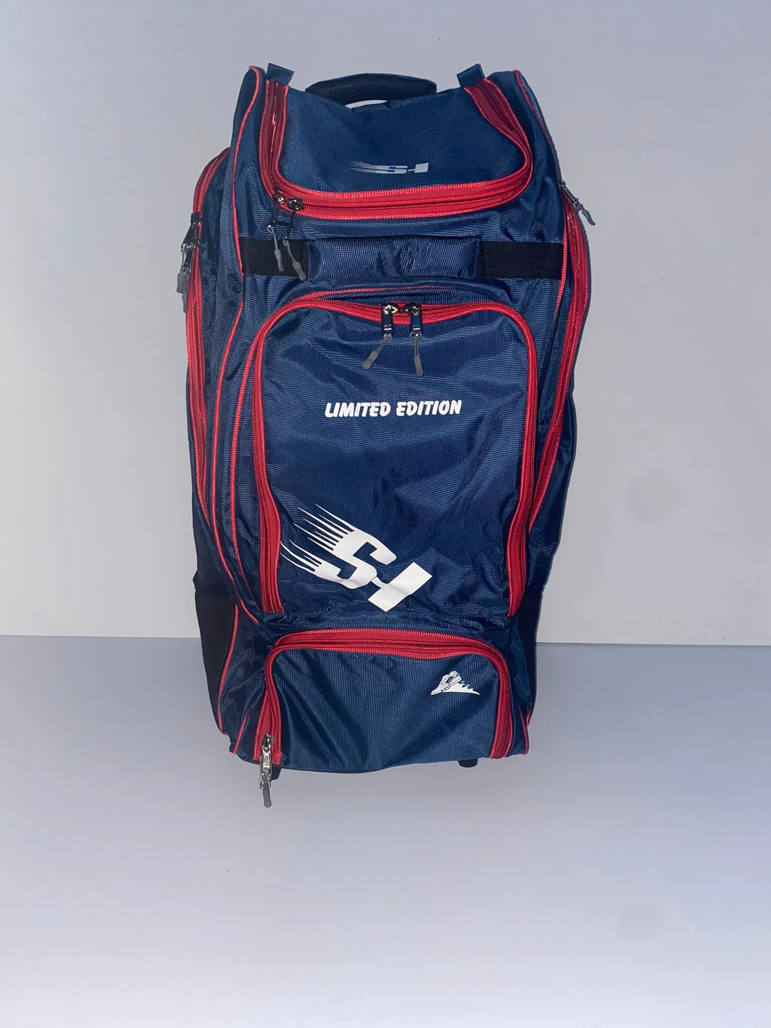 SPORTS HUB KIT BAG PLAYER  EDTION (  wheelie cum duffle )