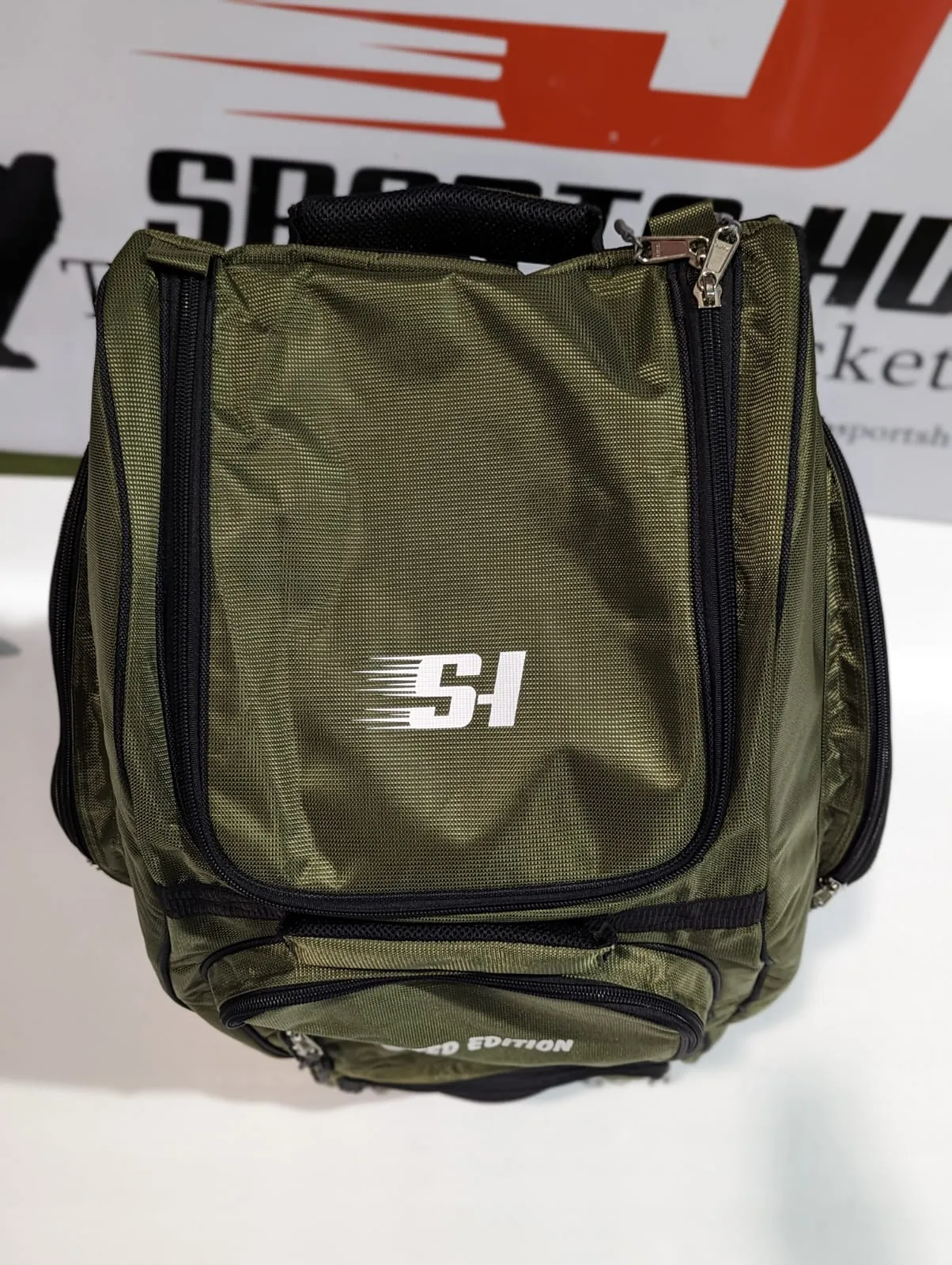 SPORTS HUB KIT BAG PLAYER  EDTION (  wheelie cum duffle )