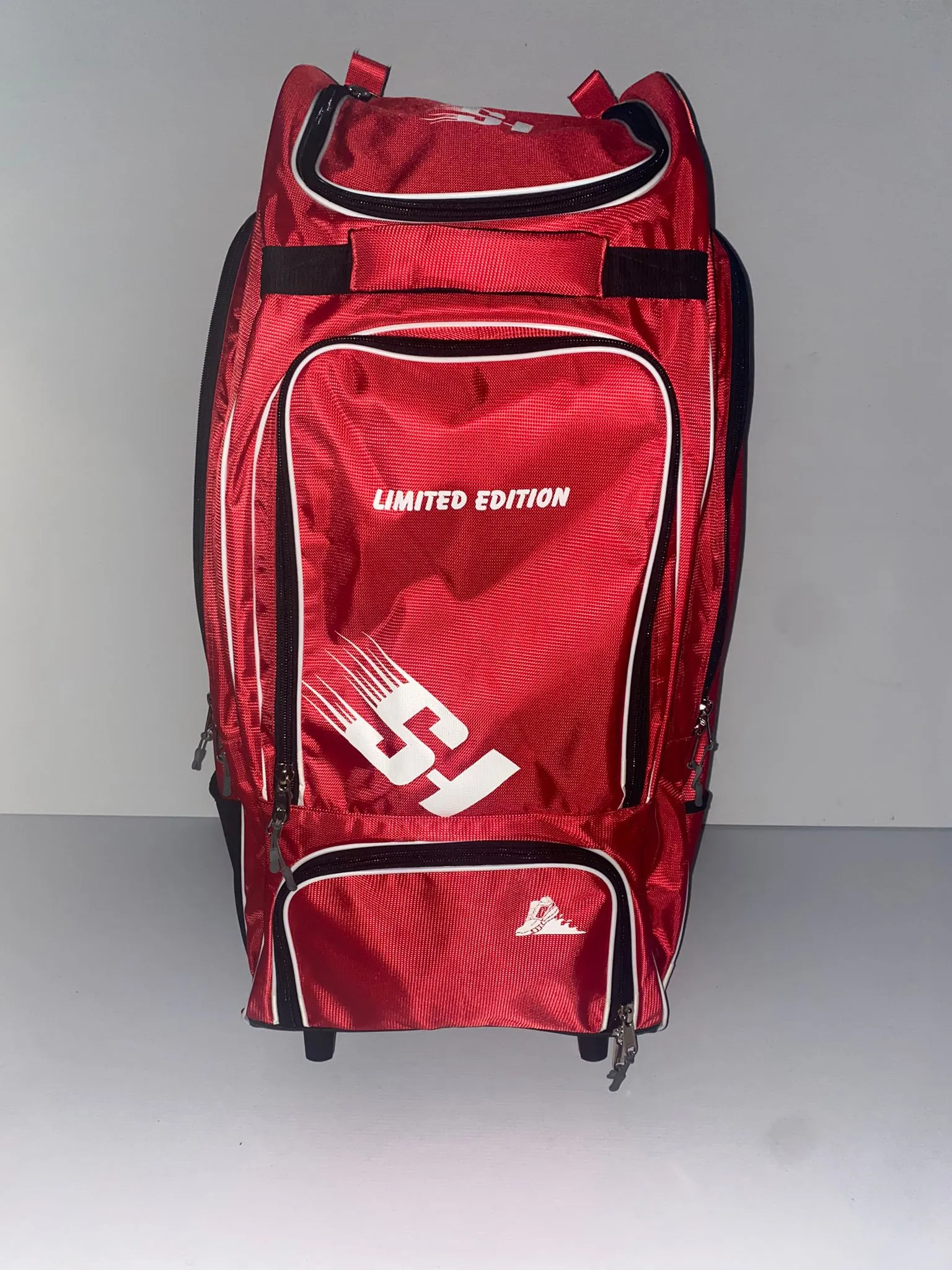 SPORTS HUB KIT BAG PLAYER  EDTION (  wheelie cum duffle )